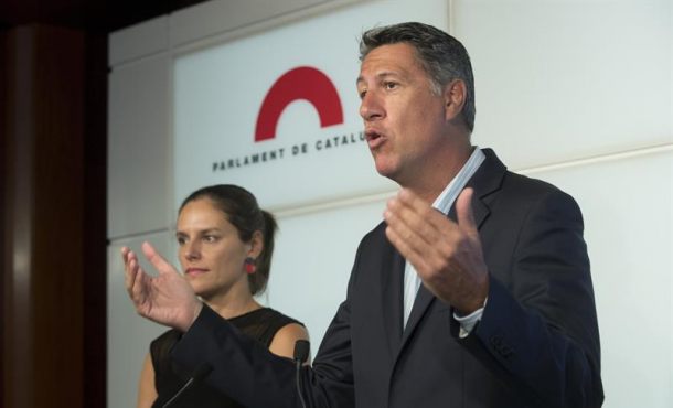 PARLAMENTO DE CATALUÑA (ESPAÑA), 28.08.2017. El líder del PPC, Xavier García Albiol (c), acompañado de Santi Rodríguez (d), y Esperanza García (i), durante la rueda de prensa. Efe.