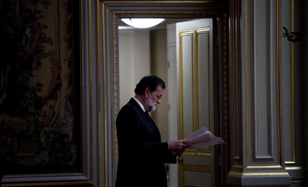 PARÍS (FRANCIA), 29.08.2017. El presidente del Gobierno español, Mariano Rajoy, lee unas notas antes de participar en una rueda de prensa hoy en el Palacio del Eliseo, en París (Francia). Efe.