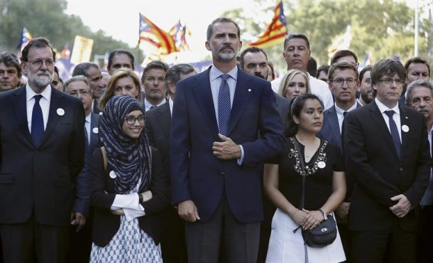 PASEO DE GRACIA DE BARCELONA (ESPAÑA), 26.08.2017. El rey Felipe VI, junto a los presidentes del Gobierno, Mariano Rajoy (i); de la Generalidad de Cataluña, Carles Puigdemont (d). efe