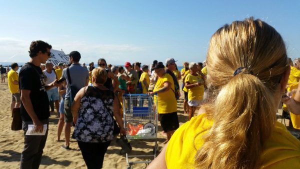 Playa 'La Barceloneta' (Barcelona), 12.08.2017. Los vecinos y PxC se concentran contra el 'turismo de borrachera'. Lasvocesdelpueblo.