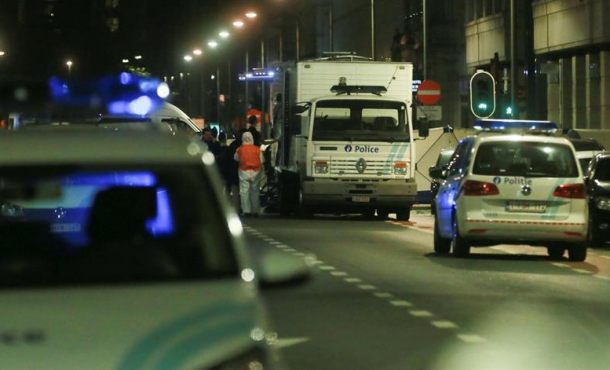 Police forensic officers investigate at the scene on Avenue Jacquemain, where earlier a man jump on soldier partoling in Brussels, Belgium, the last Friday. Efe.