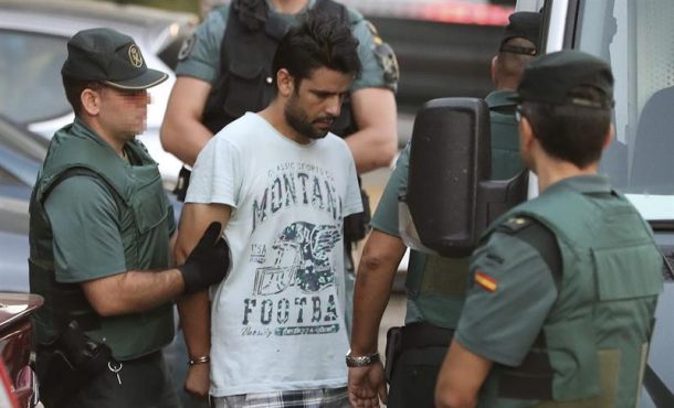 Salah El Karib custodiado por agentes de la Guardia Civil en su traslado hacia la Audiencia Nacional el pasado martes. Efe.