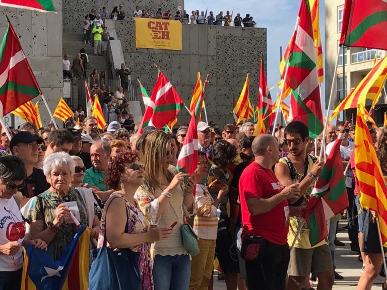 Proetarras y CUP marchan en San Sebastián a favor del referéndum del 1-O en Cataluña