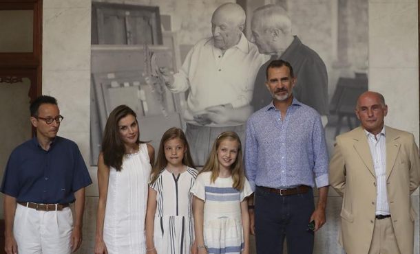 SÓLLER (ESPAÑA), domingo 06.08.2017. Los Reyes y sus hijas, Leonor y Sofía, posan junto a los nietos, de Picasso, Bernard Ruíz-Picasso (d), y de Miró, Joan Punyet Miró (i). Efe
