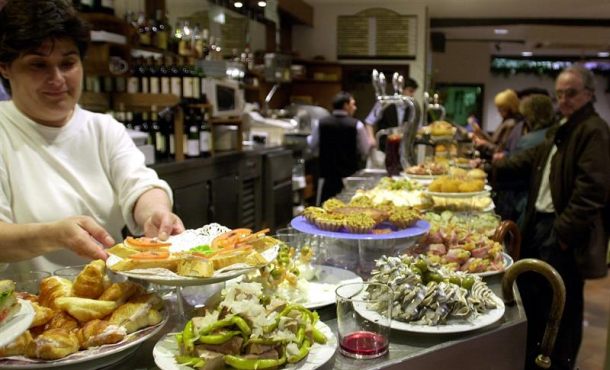 Un bar de pintxos de San Sebastián. Archivo Efe.