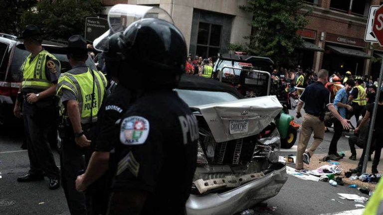 Atropello masivo y accidente de helicóptero durante la marcha supramecista en Virginia (EEUU) 