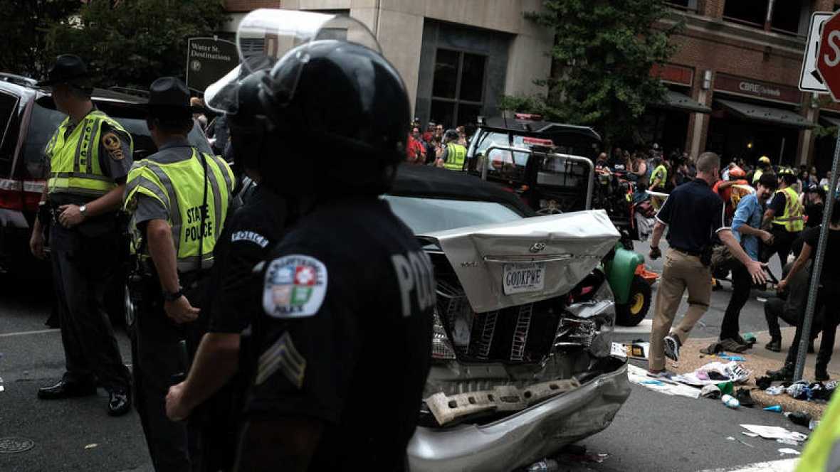 Virginia (EEUU), 12.08.2017. Policías y miembros de los equipos de emergencias en el lugar donde se produjo el atropello masivo. Reuters