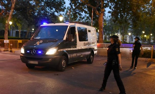 Vista del furgón en el que iban los yihadistas de Barcelona el martes tras declarar ante el juez Fernando Andreu. Efe.