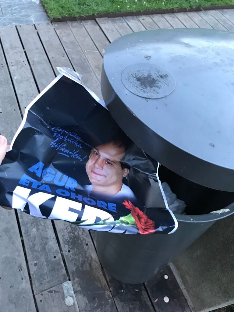 VOX arranca carteles de homenajes al terrorista Del Hoyo en varios municipios vascos