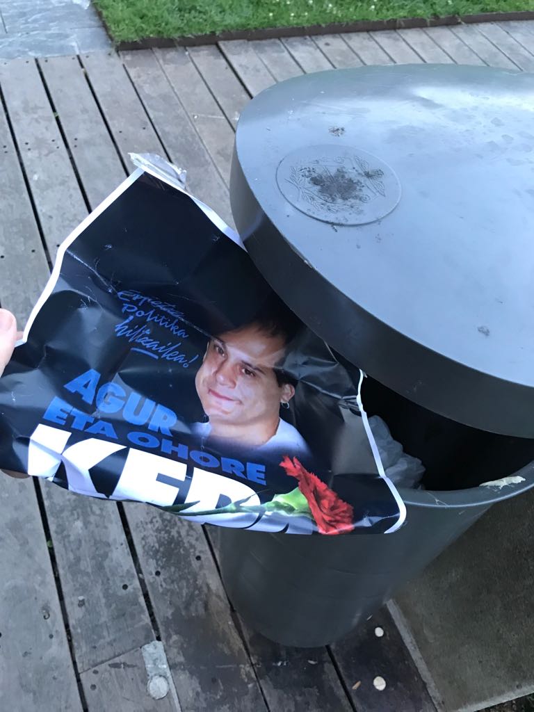 una persona arranca un cartel del homenaje al asesino terrorista Kepa Del Hoyo falleció en la prisión de Badajoz de un infarto mientras disfrutaba. Lasvocesdelpueblo.