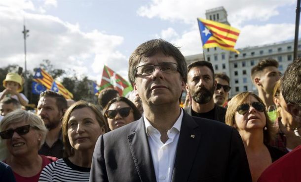 11.09.2017. El presidente de la Generalidad de Cataluña de Cataluña, Carles Puigdemont (c), y la presidenta del Parlamento de Cataluña, Carme Forcadell (i).. Efe.