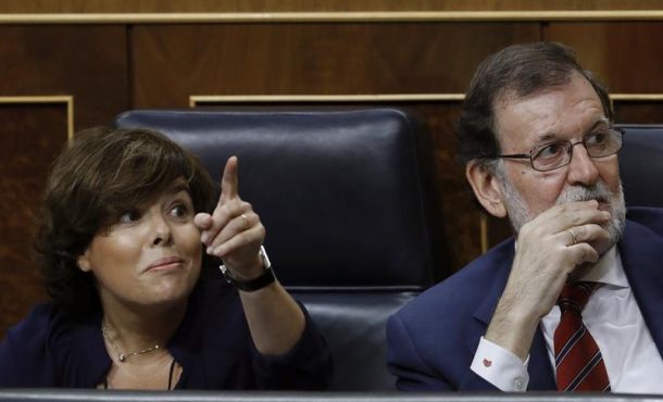 13.09.2017. El presidente del Gobierno, Mariano Rajoy, junto a la vicepresidenta, Soraya Sáez de Santamaría, al inicio hoy de la sesión.