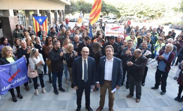 19.09.2017. El alcalde de Oliana (Lérida), Miquel Sala (d), junto al alcalde de alcalde de Puente de Suert (Lérida), José Antonio Troguet (i). Efe