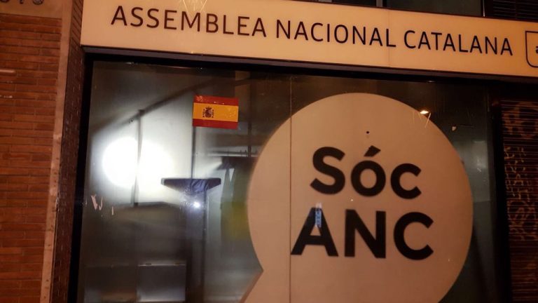 Españolizan las sedes de ERC, Convergencia, ANC y TV3 con banderas de España