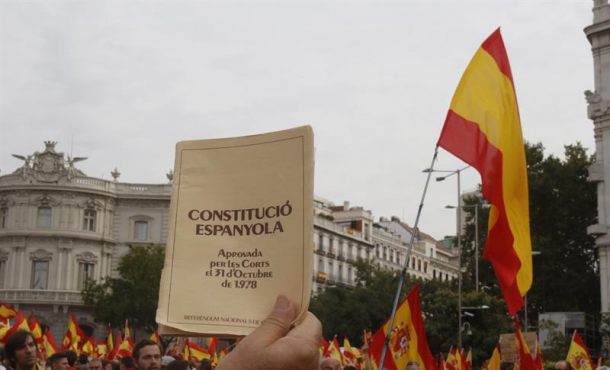 30.09.2017. Simpatizantes de la Fundación para la Defensa de la Nación Española (DENAES), en la plaza de Cibeles durante la manifestación.. Efe.