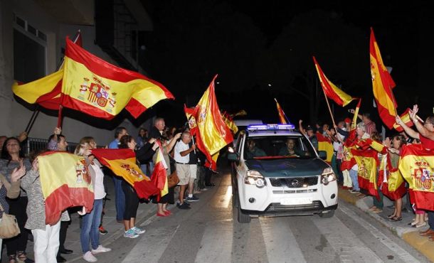 ALGECIRAS (ESPAÑA), martes 26.09.2017. Unas doscientas personas despiden hoy en la comandancia de la Guardia Civil a los agentes que viajan hasta Cataluña. efe