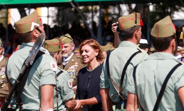 ALMEÍA (ESPAÑA), 20.09.2017. La ministra de Defensa, Dolores de Cospedal (c), saluda a la tropa durante la visita a la base 'Álvarez de Sotomayor', en Viator (Almería). Efe.