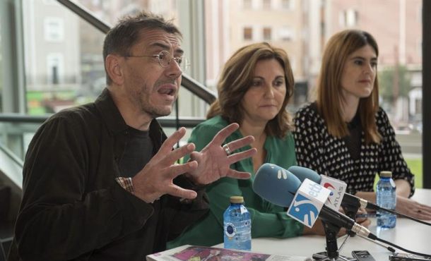 BARACALDO (VIZCAYA) ESPAÑA, 16.09.2017. El cofundador de Podemos Juan Carlos Monedero (i), y las senadoras por Guipúzcoa y Vizcaya, Pilar Garrido (c). Efe