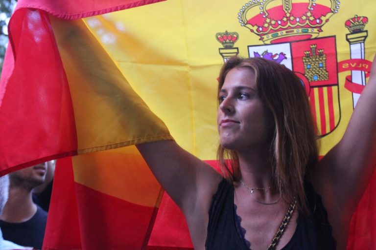 Miles de catalanes bailan contra el 1-O de la sede de ANC al cuartel de Guardia Civil en Barcelona