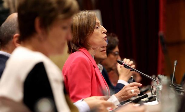 BARCELONA (ESPAÑA), 06.09.2017-. La presidenta del Parlamento de Cataluña, Carme Forcadell (c), responde a un diputado que le ha pedido que no se amplíe el orden del día del pleno. efe
