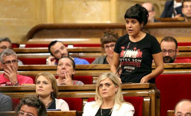 BARCELONA (ESPAÑA), 06.09.2017. La diputada amarilla marxista de la CUP, Anna Gabriel, interviene en pleno del Parlamento de Cataluña. Efe.