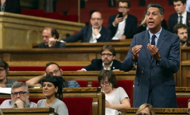 BARCELONA (ESPAÑA), 08.09.2017. El presidente del grupo parlamentario del PPC, Xavier García Albiol, protesta a la presidenta del Parlamento, Carme Forcadell por alteración del orden del día. Efe.