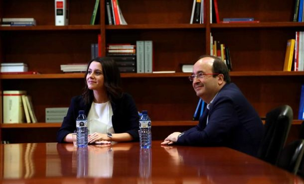 BARCELONA (ESPAÑA), 08.09.2017. La líder de Ciutadans, y jefa de la oposición, Inés Arrimadas (c), junto al primer secretario del PSC. Efe