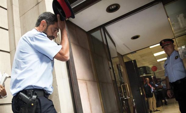 BARCELONA (ESPAÑA), 12.09.2017. El mayor de los Mozos de Escuadra, Josep Lluís Trapero (i), a su llegada hoy a la Fiscalía Superior de Cataluña. EFE