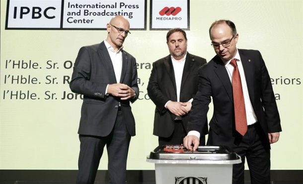 BARCELONA (ESPAÑA), 29.09.2017. El vicepresidente de la Generalidad de Cataluña, Oriol Junqueras (c), el consejero de la Presidencia, Jordi Turull (d). Efe.