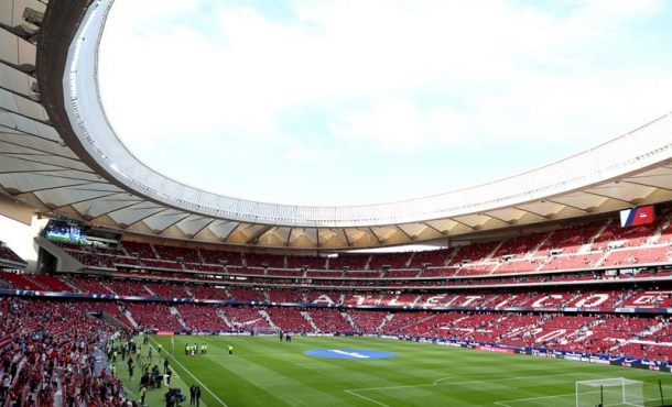 CAPITAL DE ESPAÑA, 16.09.2017. Aficionados atléticos en el interior del «Wanda Metropolitano», nuevo estadio del Atlético de Madrid. Efe.