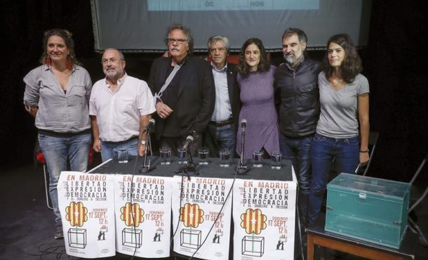 CAPITAL DE ESPAÑA (MADRID), 17.09.2017. El portavoz de ERC en el Congreso, Joan Tardá (3i), entre otros, durante el acto a favor del referéndum. Efe