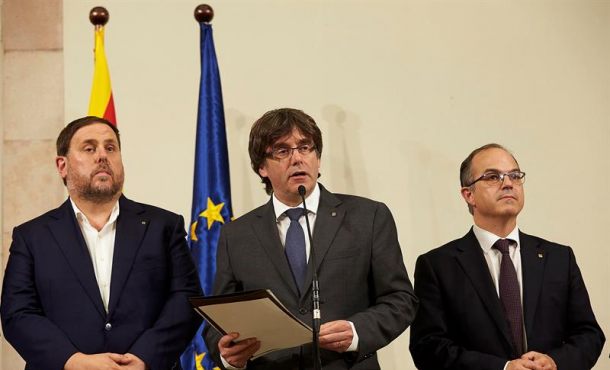 CATALUÑ (ESPAÑA), 06.09.2017. El presidente de la Generalidad de Cataluña, Carles Puigdemont (c), acompañado por el vicepresidente Oriol Junqueras (i). Efe