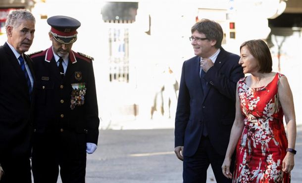 CATALUÑ (ESPAÑA), 11.09.2017. El presidente de la Generalidad de Cataluña, Carles Puigdemont, conversa con la presidenta del Parlamento de Cataluña. efe
