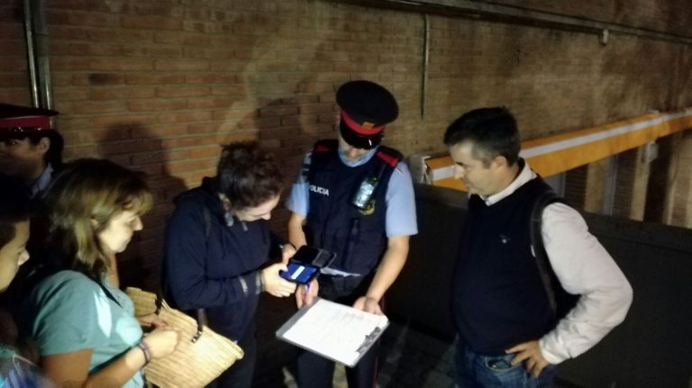 Los Mozos identifican a los separatistas encerrados en colegios electorales del 1-O