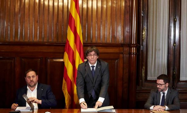 CATALUÑA (ESPAÑA), 06.09.2017. El presidente de la Generalidad de Cataluña, Carles Puigdemont (c), firma la convocatoria de referéndum.. Efe.