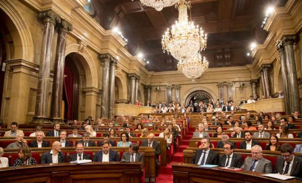 CATALUÑA (ESPAÑA), 06.09.2017. Vista general de la sesión en el pleno del Parlamento de cataluña hoy antes de que la oposición abandonase sus escaños. Efe.