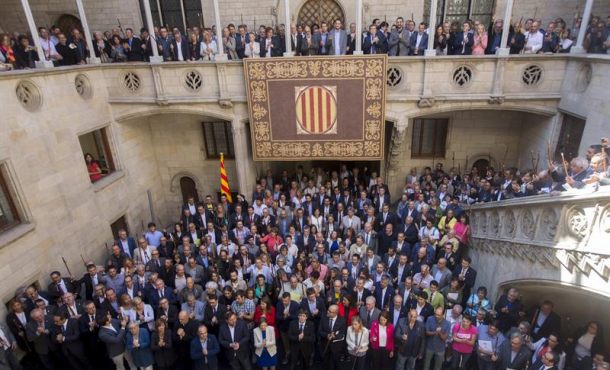 CATALUÑA (ESPAÑA), 16.09.2017. El president de la Generalidad de Cataluña, Carles Puigdemont (c), recibe en la sede del gobierno regional a los alcaldes. Efe