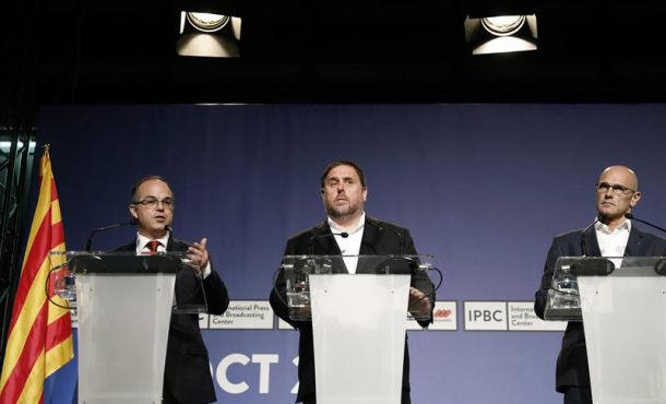 CATALUÑA (ESPAÑA), 29.09.2017. Los separatistas antiespañoles, vicepresidente de la Generalidad de Cataluña, Oriol Junqueras (c); el consejero de la Presidencia, Jordi Turull (i). Efe