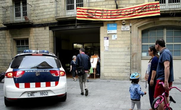 CATALUÑA (ESPAÑA), 30.01.2017. Un vehiculo de los Mozos de Escuadra a la entrada del colegio público Cervantes que permanece abierto hoy sábado. Efe
