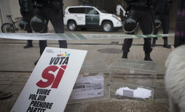 CATALUÑA (ESPAÑA), esta semana del 10 del 15 de septiembre de 2017. En la imagen los agentes de la Guardia Civil durante los registros en busca de material relacionado con el referéndum. Efe