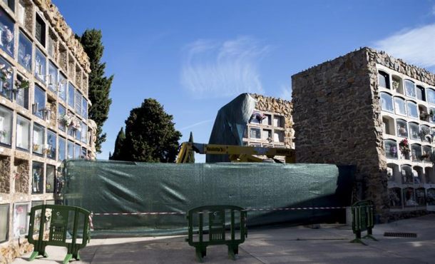 CATALUÑA (ESPAÑA). BARCELONA, 17.09.2017.- Vista del bloque de 140 nichos del cementerio de Montjuïc de Barcelona que se derrumbó ayer. efe