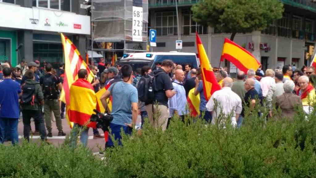 CATALUÑA RADIO (BARCELONA), 27.09.2017. En la imagen, 200 catalanes denuncian la manipulación de la periodista de Cataluña Radio, Mónica Terribas. Ñ Pueblo FOTOGRAFÍA. SEDE DE CATALUNYA RADIO (BARCELONA) ESPAÑA, 27 DE SEPTIEMBRE DE 2017. En la imagen, 200 catalanes denuncian la manipulación de la locutora "sepa-ratas" de Catalunya Radio, Mònica Terribas Sala, desde su programa "La Mañana de Cataluña" (Els Matins de Catalunya Radio) contra las Fuerzas de Seguridad de Estado en Cataluña, agente del Cuerpo Nacional de la Policía y de la Guardia Civil, destinados y enviado a la Comunidad Autónoma de Cataluña para parar el golpe de estado "sepa-ratas" del domingo 1 de octubre de 2017. Mònica Terribas Sala ha pedido a sus oyentes llamara a la emisora pública que paguen todos los catalanes para decir en tiempo real donde está un o los furgones de la Guardia Civil y Policía nacional, recién llegados a Cataluña. Lasvocesdelpueblo (Ñ Pueblo).