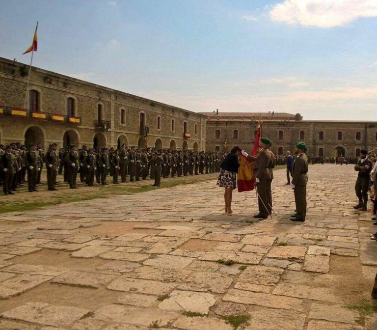 Más de 300 catalanes juran bandera de España en Figueras (Gerona) a una semana del 1-O