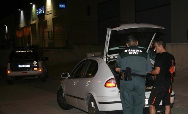 Constantino (Tarragona), la pasada semana del 10 de septiembre de 2017. Los agentes del cuerpo d ela Guardia Civil controlan los coches de los trabajadores. Efe