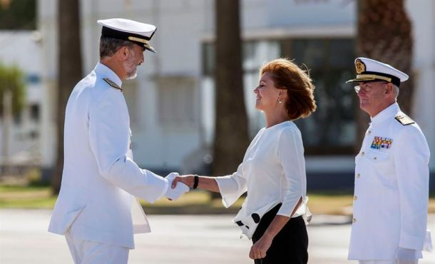 CÁDIZ (ESPAÑA), 15.09.2017. El rey Felipe VI saluda a la ministra de Defensa, María Dolores de Cospedal, acompañados del Almirante Jefe de Estado Mayor de la Armada. efe