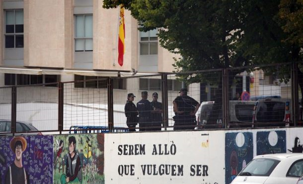Efectivos de la policia nacional en el exterior del instituto Antonio Martín Franquès después de que seis policías de paisano entraran en el instituto buscando urnas. Efe.