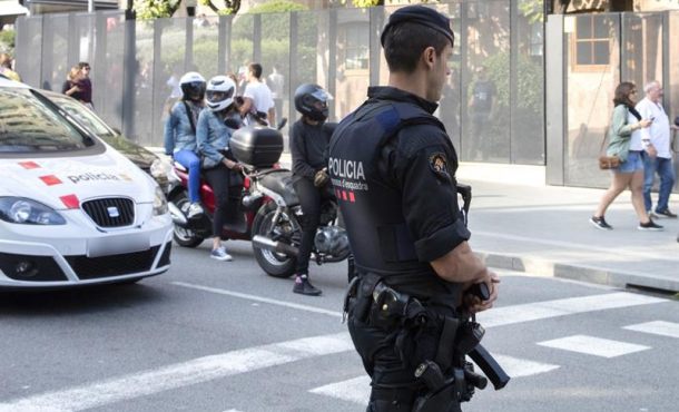 Efectivos del cuerpo de Mossos d'Esquadra patrullan los alrededores de la Sagrada Familia, el día en el que se ha ordenado que sea la Guardia Civil. Efe