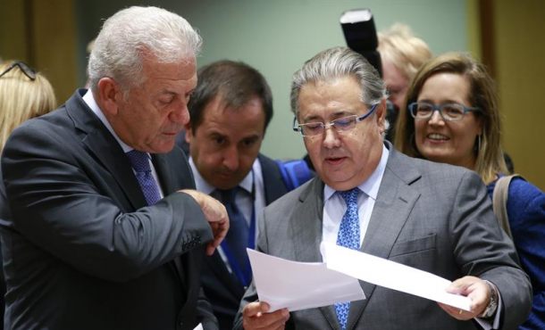 El comisario europeo de Migración, Dimitris Avramopoulos (i), conversa con el ministro español del Interior, Juan Ignacio Zoido. EFE