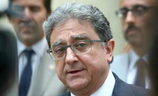 El delegado del Gobierno en Cataluña, Enric Millo (c), atiende a los medios. Archivo Efe.