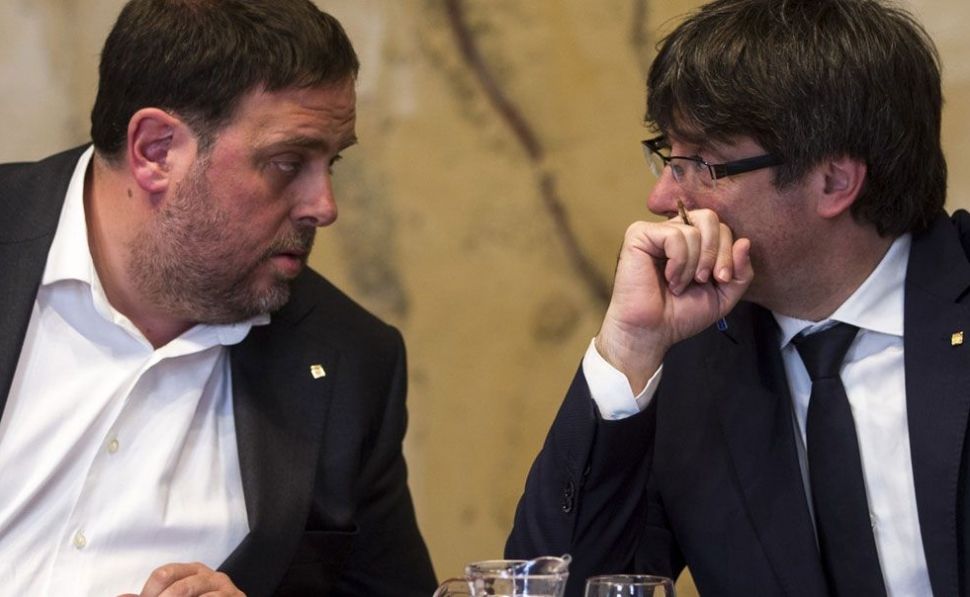 El presidente d ela Generalidad de Cataluña, Carles Puigdemont Casamajó, (d) junto al vicepresidente de la Generalidad de Cataluña, Oriol Junqueras. efe